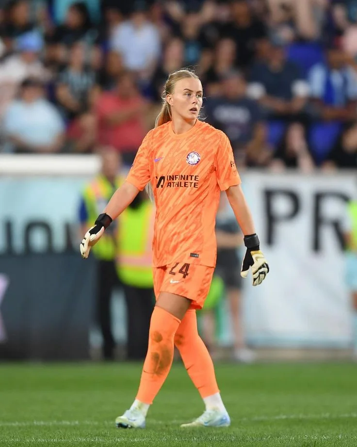 Chelsea Goalkeeper Hannah Hampton Signs New Two-Year Contract Until 2028