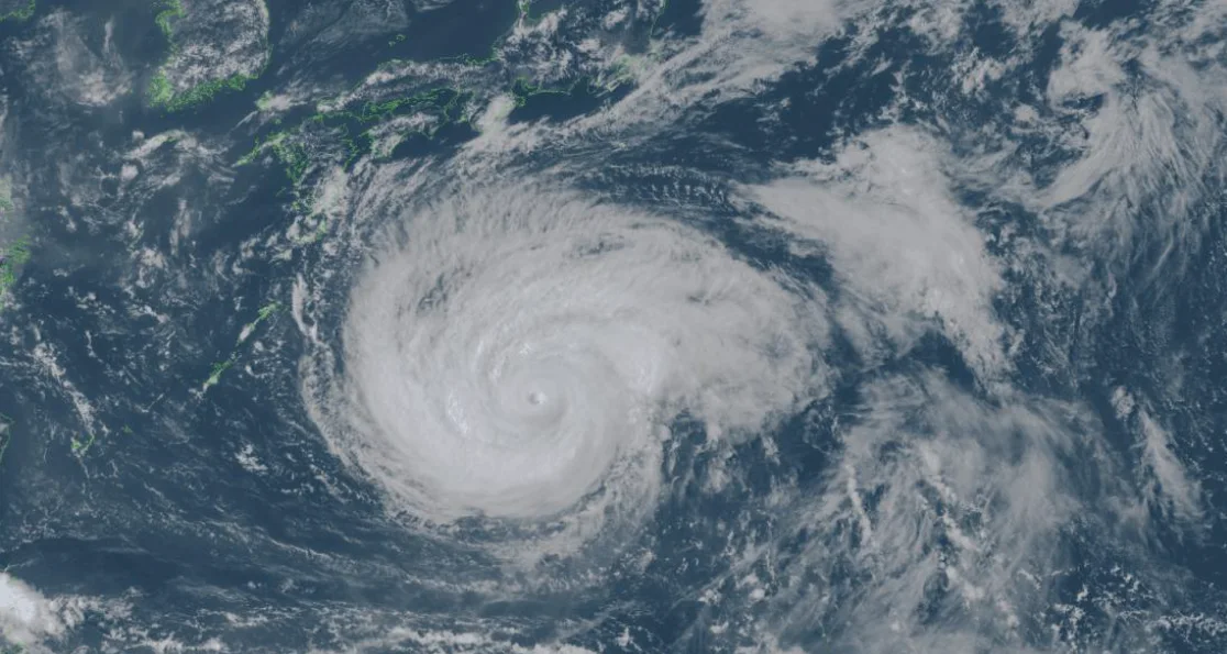 Typhoon Dolphin Slams Okinawa with 216 km/h Gusts as China Closes Ports