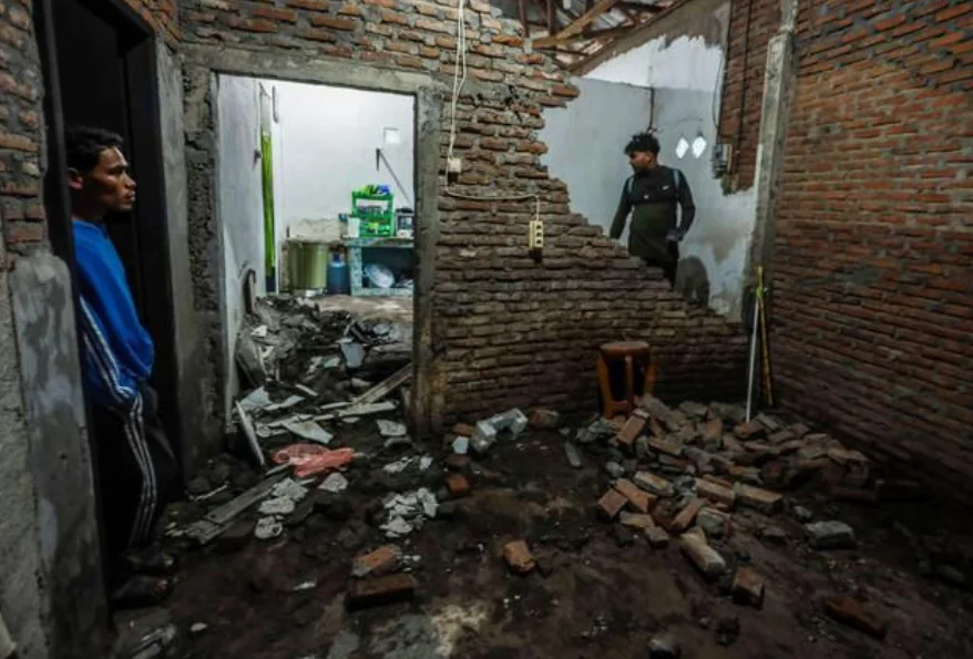 Powerful 7.7 Earthquake Strikes Indonesia, Killing at Least 20 as Thousands Flee